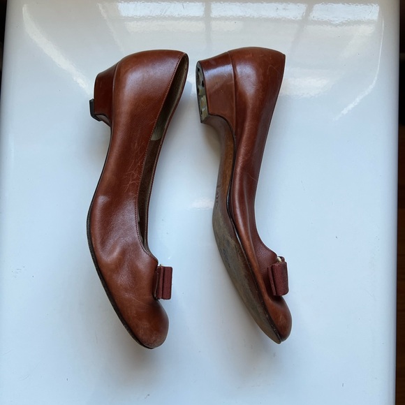 Salvatore Ferragamo Brown Leather Vara Pumps with Gold Accent - Picture 5 of 7